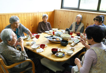 みんなで食べる食事は美味しいですね♪